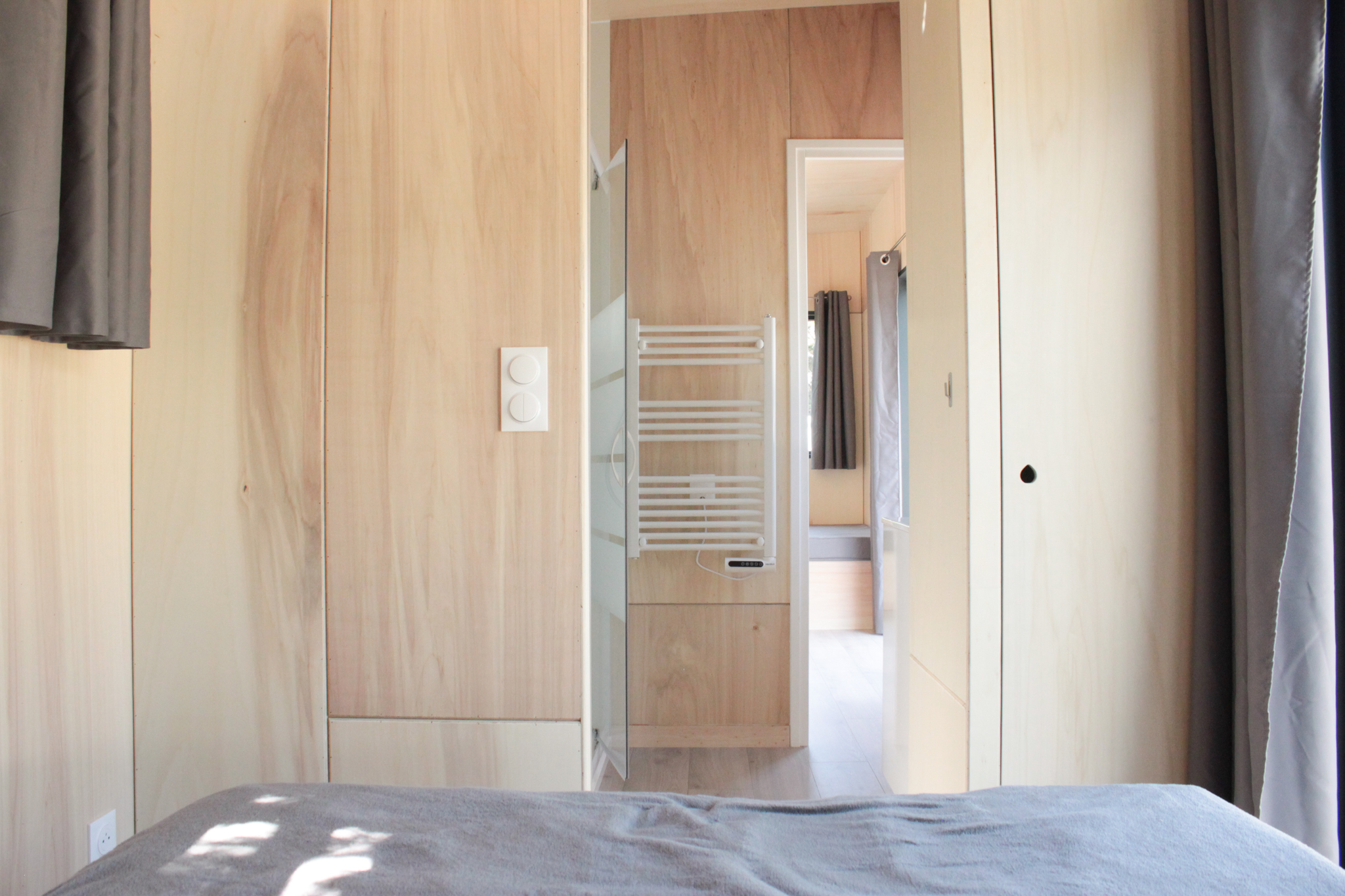 Chambre vers salle d'eau Tiny House - Camping La Court